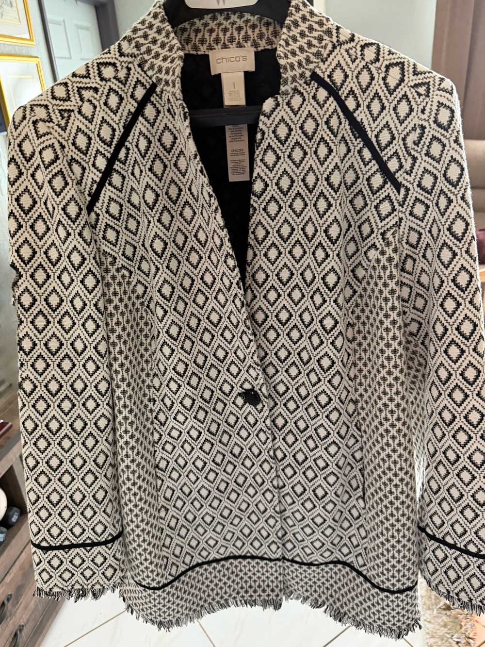 Chicos Ivory Black Metallic Gold Diamond Jacquard Fringe Jacket Size 1 M 8/10